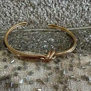 Elegant Gold Knot Bracelet